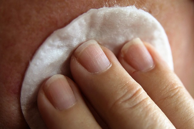 כיצד מטפלים בחתכים ושפשופים בעור