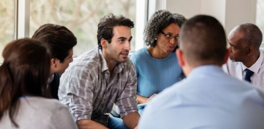 יוגה תרפיה וטיפול בדיכאון ללא תרופות: המסע לריפוי טבעי