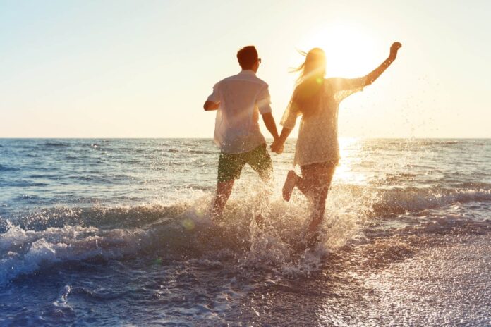 happy-young-couple-enjoying-sea.jpg FREEPIK
