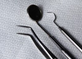 למה שיני בינה לא תמיד בוקעות כראוי?