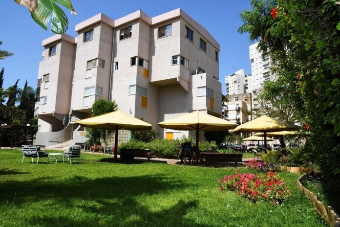 1- צילום - האגודה למלחמה בסרטן - המלונית של האגודה למלחמה בסרטן עש צ'ארלס קלור, הפועלת גם במהלך מבצע שאגת הארי