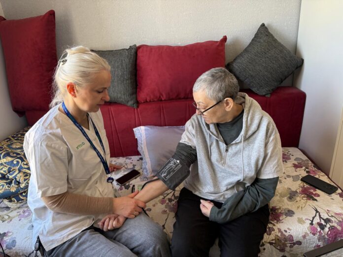 האחות ילנה במהלך ביקור בביתה של זויה (1)